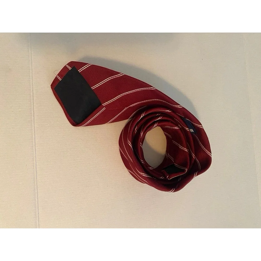 brittania necktie features